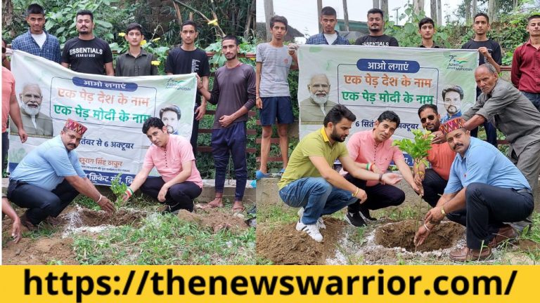 एक पेड़ देश के नाम एक पेड़ मोदी के नाम आभियान के तहत पूर्व बीडीसी सदस्य मनीष गर्ग ने लगाए युवाओं के साथ पौधे