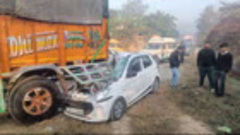 बिलासपुर: दधोल में अनियंत्रित कार सड़क किनारे खड़े ट्रक से टकराई, पांच लोग घायल
