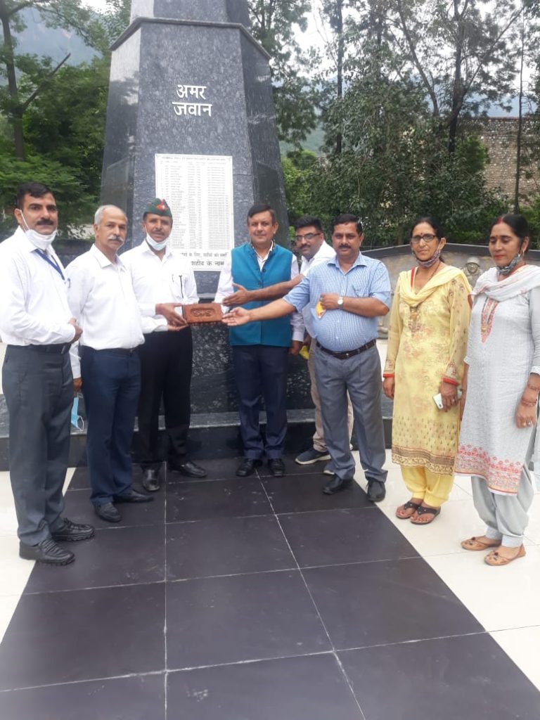 राज्य सैनिक बोर्ड के निदेशक मदन शील शर्मा ने किया शहीद स्मारक का दौरा, एक ईंट शहीद के नाम अभियान के तहत बिलासपुर में बन रहा शहीद स्मारक.