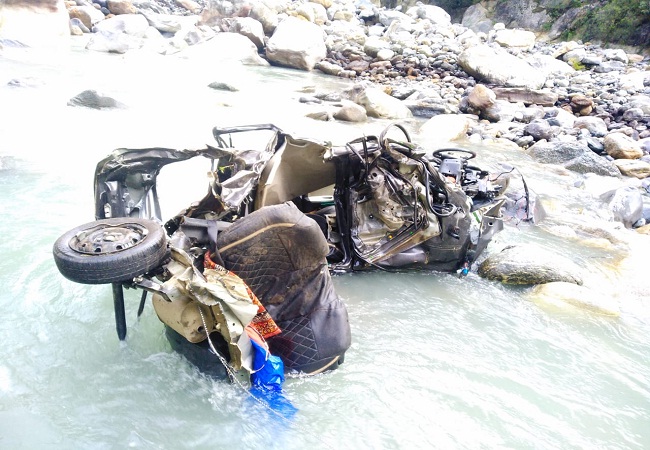 किन्नौर : बेई झरने के पास भाबा नदी में गिरी कार, एक की मौत, एक लापता।