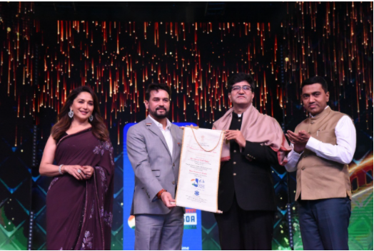भारतीय अंतर्राष्ट्रीय फ़िल्म महोत्सव ने प्रसिद्ध गीतकार प्रसून जोशी को ‘फिल्म पर्सनैलिटी ऑफ द ईयर’ पुरस्कार से सम्मानित