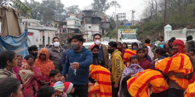 रेड क्रॉस सोसाययटी और सेवा भारती ने किया सेवा बस्ती हमीरपुर में कंबल वितरण