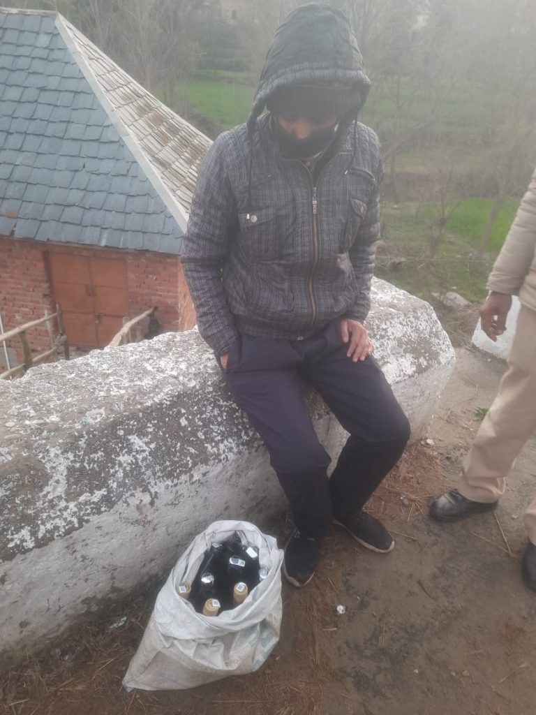 बिलासपुर पुलिस ने दो अलग मामलों में पकड़ी 1.42 ग्राम हैरोइन और अवैध शराब की 9 बोतलें 