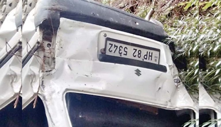 Accident : मंडी जिला में  खाई में गिरी कार; मां की मौत, बेटा घायल