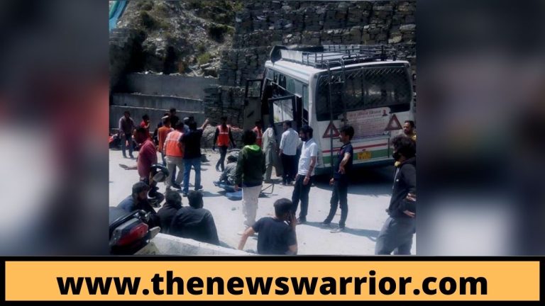 मंडी: मनाली-चंडीगढ़ हाईवे पर दयोड़ में एचआरटीसी बस दुर्घटनाग्रस्‍त, चालक की मौत व 30 घायल