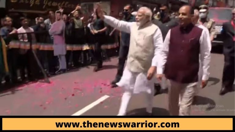 शिमला पहुंचे प्रधानमंत्री, मुख्यमंत्री ने फूलों का गुलदस्ता भेंट कर किया स्वागत
