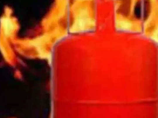 हमीरपुर : भरेड़ी स्कूल में सिलेंडर को लगी आग , बड़ा हादसा होने टला