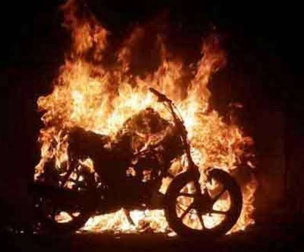 भराड़ी में सड़क किनारे खड़ी बाइक को शरारती तत्वों ने लगाई आग
