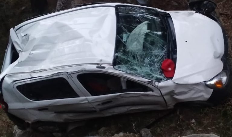 कुल्लू : कुल्लू के आनी में नाले में गिरी कार, एक व्यक्ति की मौत, मां-बेटी घायल