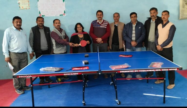 विवेक कुमार ने जेजवीं स्कूल को भेंट किया टेबल टेनिस टेबल