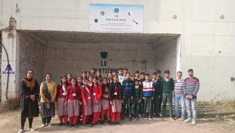 कुंडलू स्कूल के छात्रों ने मोटर , इलेक्ट्रिकल पैनल के विषयों की जुटाई जानकारी