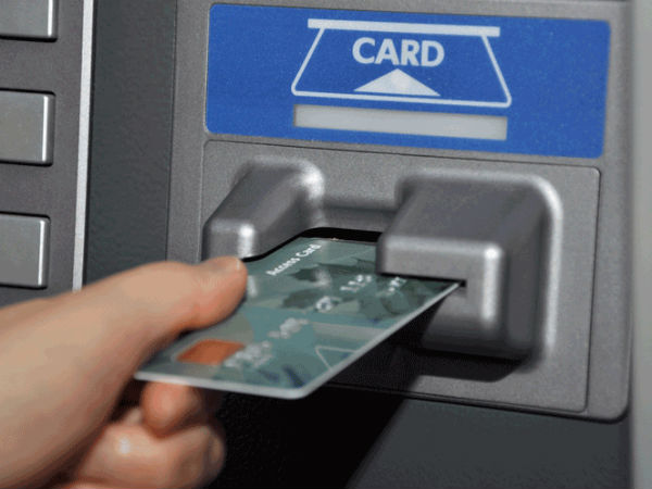 ATM चुराकर महिला के खाते से उड़ाये 2 लाख 40 हजार रुपये , पुलिस जांच में जुटी