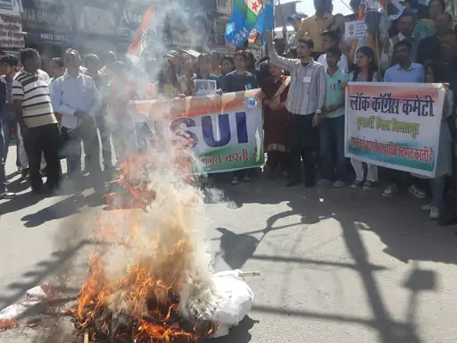 घुमारवीं में कांग्रेस कार्यकर्ताओं का विरोध प्रदर्शन, पीएम मोदी का जलाया पुतला