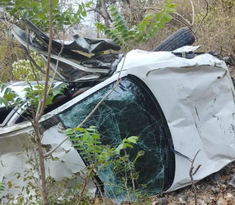 दर्दनाक हादसा ,कसौली-परवाणू रोड पर खाई में गिरी कार , तीन लोगों की मौके पर मौत