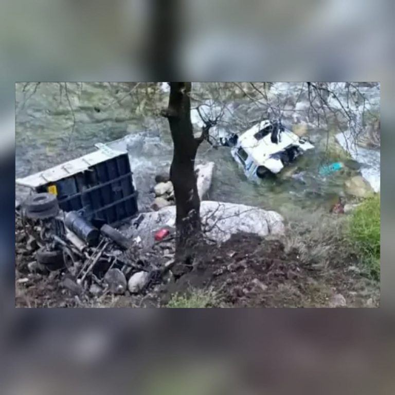 निरमंड में कुर्पण नदी में गिरा डंपर, 3 लोगों की मौके पर मौत