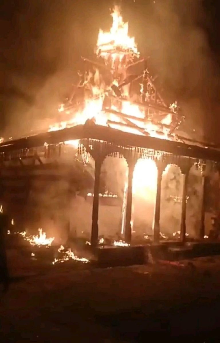 किन्नौर में कुलदेव नारायण मंदिर में लगी आग, करोड़ों का नुकसान