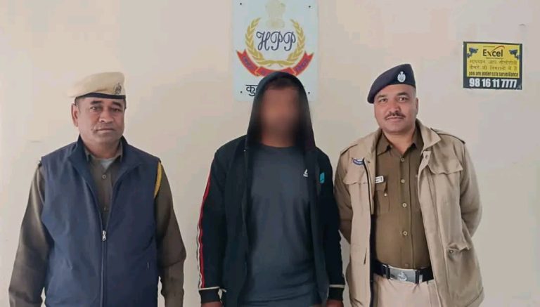 कुल्लू : बंजार पुलिस ने 714 ग्राम चरस के साथ बिलासपुर का युवक किया गिरफ़्तार