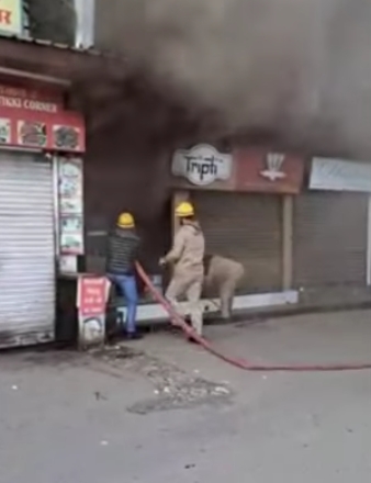 शिमला के तृप्ति रेस्टोरेंट में लगी आग, लाखों का नुकसान 