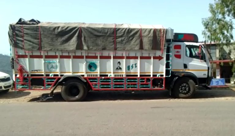स्वारघाट पुलिस ने पकड़ा शहतूत की लकड़ी से भरा ट्रक, मामला दर्ज