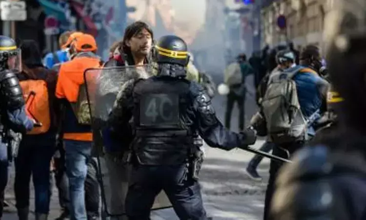 हिंसा की आग में जल रहा फ्रांस, जानें क्यों बनी इस तरह की स्थिति