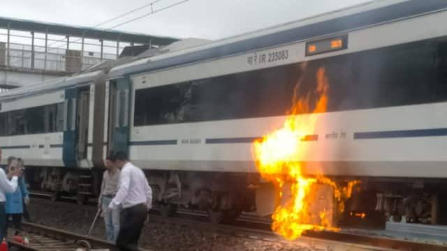 भोपाल से दिल्ली जा रही वंदे भारत एक्सप्रेस ट्रेन में लगी आग