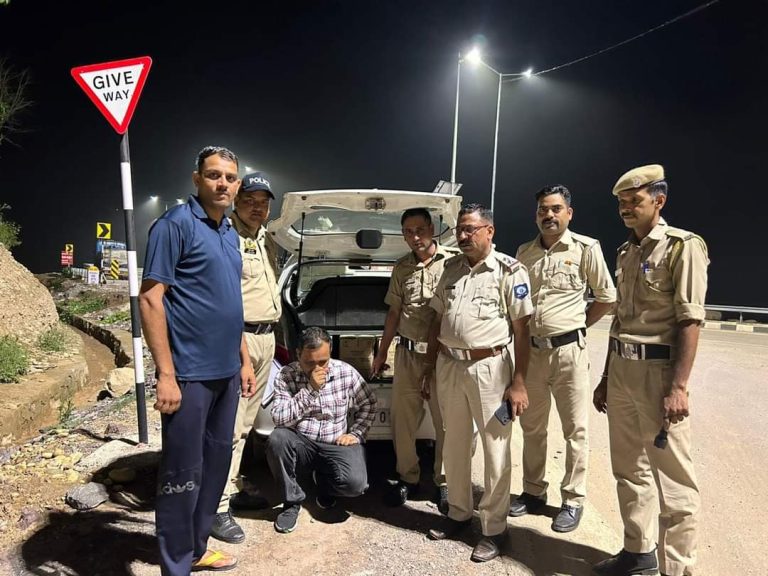 बिलासपुर पुलिस ने अवैध शराब की 72 बोतलों के साथ पकड़ा कार चालक