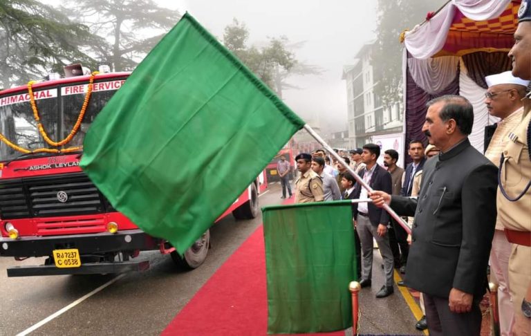 सीएम सुक्खू ने 10 अत्याधुनिक अग्निशमन वाहनों को दिखाई हरी झंडी