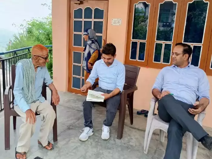 सराहनीय कार्य, तहसीलदार डॉ. आशीष शर्मा, इस तरह कर रहे बुजुर्गों की मदद