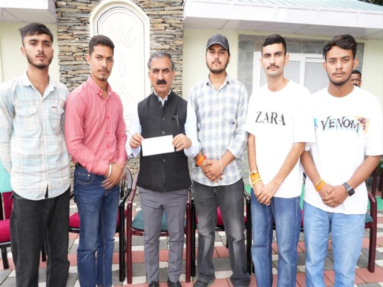 Latest news ! संस्कृत कॉलेज डंगार के छात्रों ने मुख्यमंत्री आपदा राहत कोष में दिया 11 हजार रुपए का अंशदान