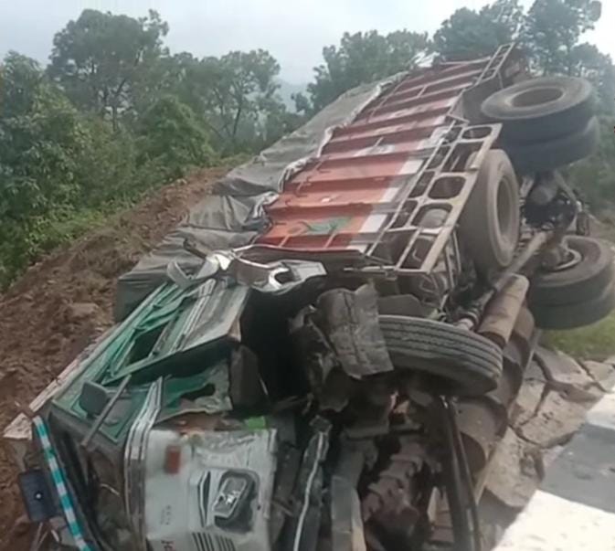 latest news ! किरतपुर-नेरचौक फोरलेन पर पलटा ट्रक, बाल-बाल बचा चालक