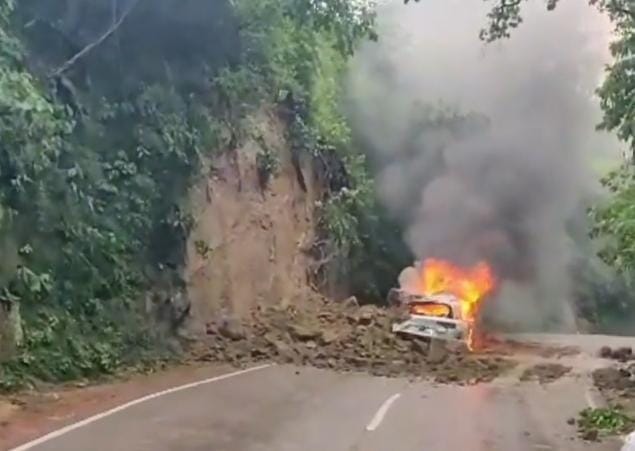 latest news ! चलती गाड़ी पर गिरे पत्थर, लगी आग, चालक ने ऐसे बचाई जान