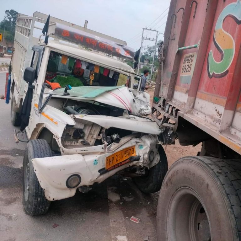 latest news ! खड़े ट्रक से जा टकराई पिकअप, दो घायल