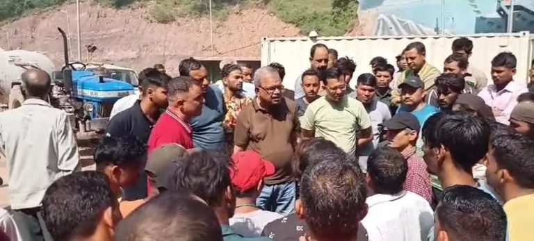 latest news ! कीरतपुर मनाली फोरलेन पर मजदूरों का प्रदर्शन, उठाई मांग